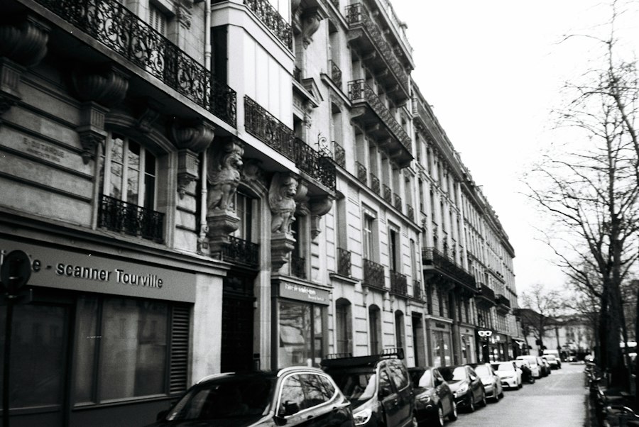 Black and white view of a parisian street with buildings