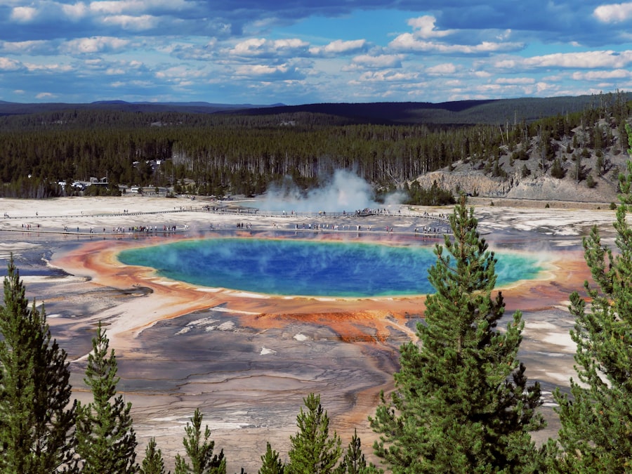 Grand prismatic spring in yellowstone national park